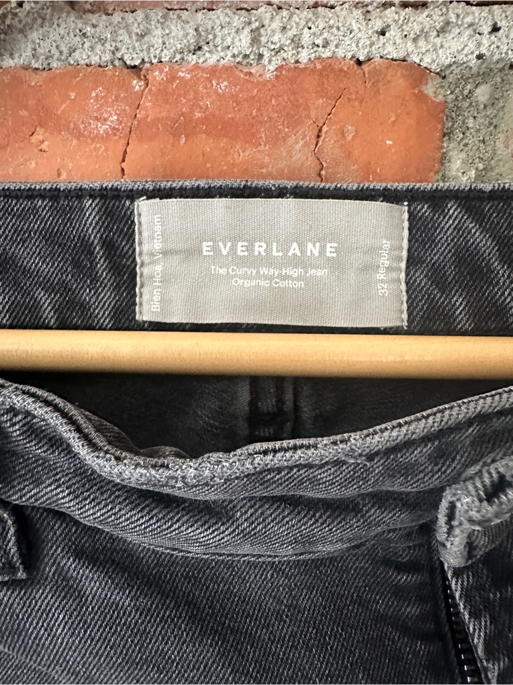 Everlane Women’s Washed Black Curvy Way High Jean - Picture 3 of 3